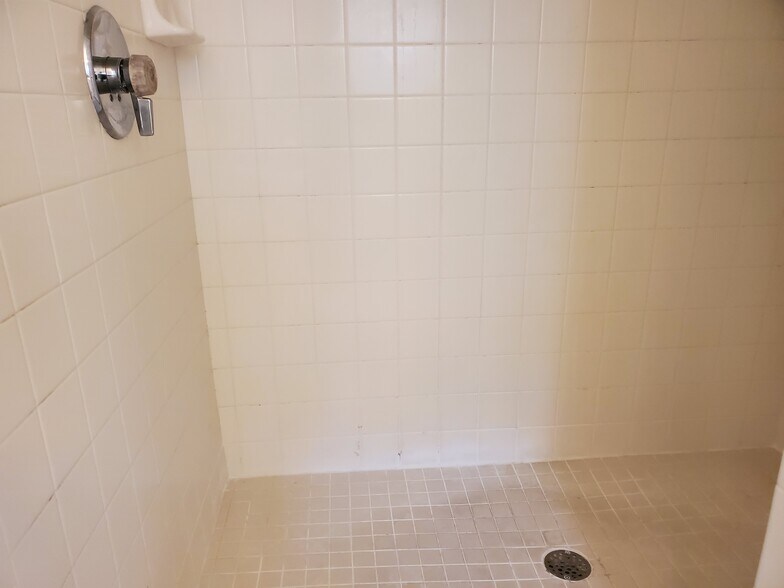 Building Photo - 4202 Central Sarasota Pky