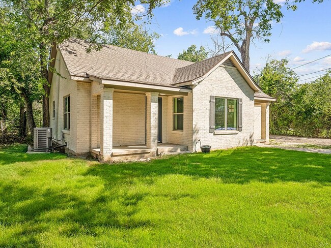 Building Photo - 302 W Collins St