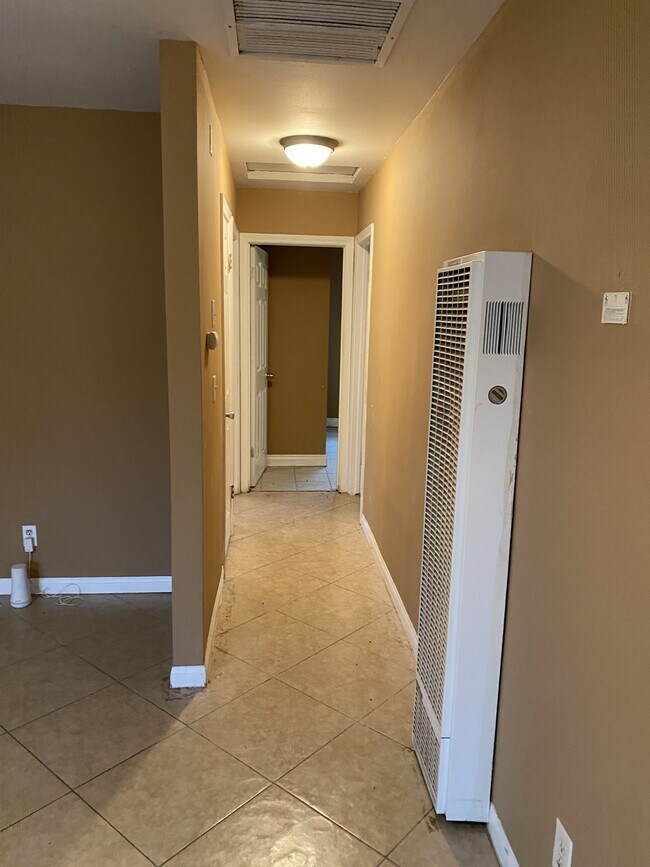 Building Photo - 16510 Lakeshore Dr