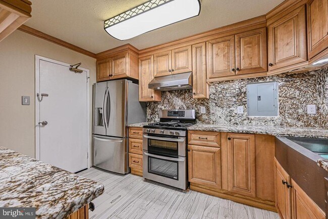 Building Photo - 1300 Army Navy Dr