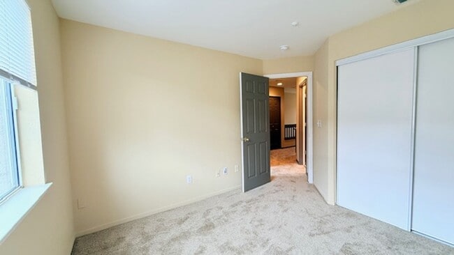 Building Photo - Beautiful 3BD/2.5BA, Multi-Level Townhome in the Shadowhawk Community in Danville- Available NOW!