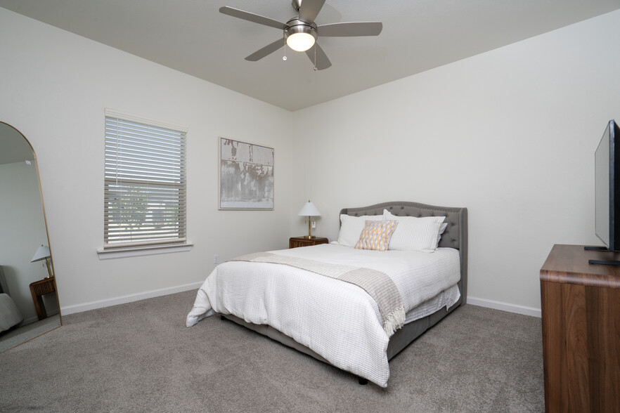 Building Photo - 1074 Hoppas Ct