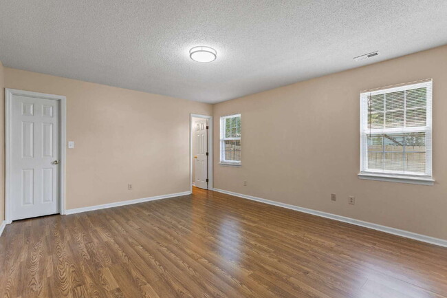 Building Photo - Affordable in the Heart of Jacksonville