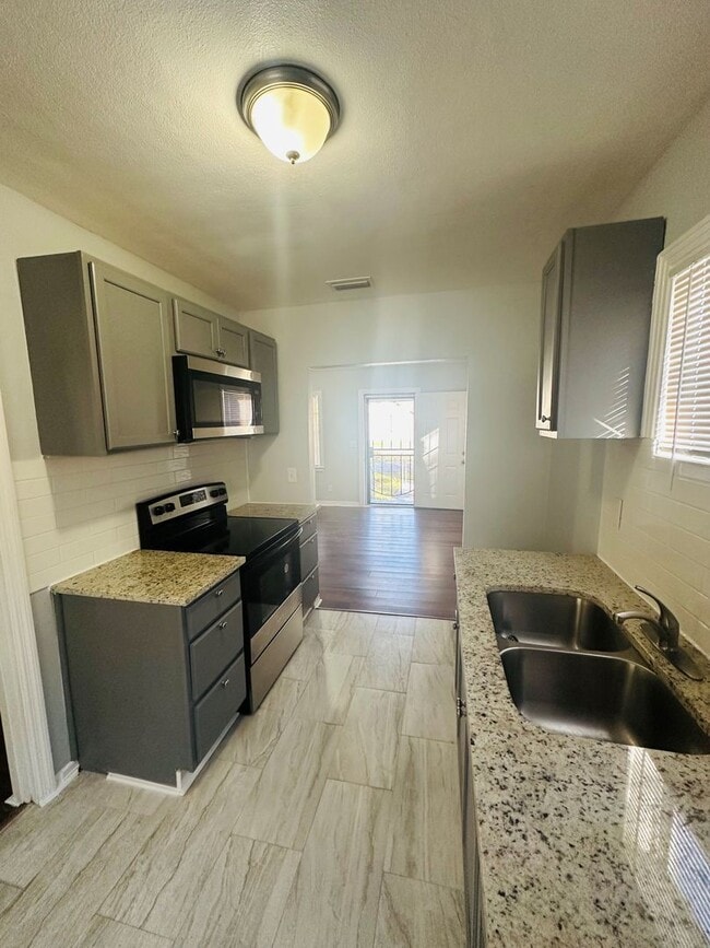 Building Photo - **Move in ready 3/1 Single Family home 32254