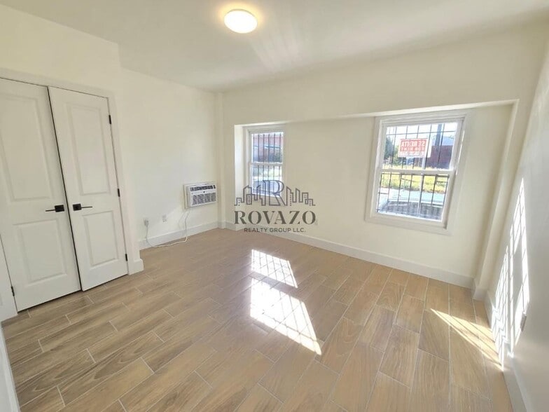 Building Photo - 634 15th Ave