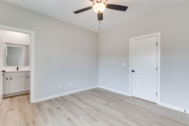 Building Photo - Skyway-Oliver Plan