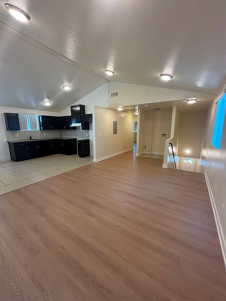 Building Photo - 619 W 83rd St