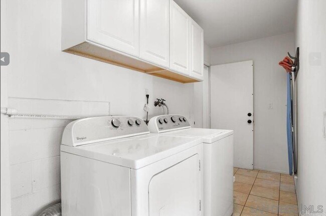 Building Photo - 127 Ebano Ct