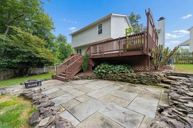 Building Photo - 5562 Sponseller Ct