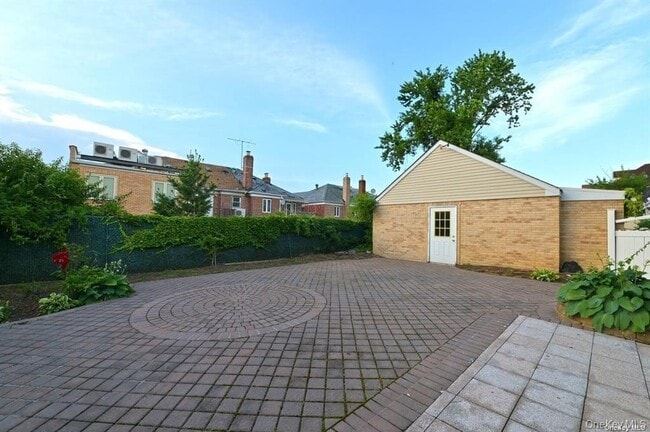 Building Photo - 108-35 66th Rd