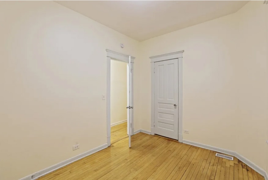 Building Photo - 5120 N Kenmore Ave