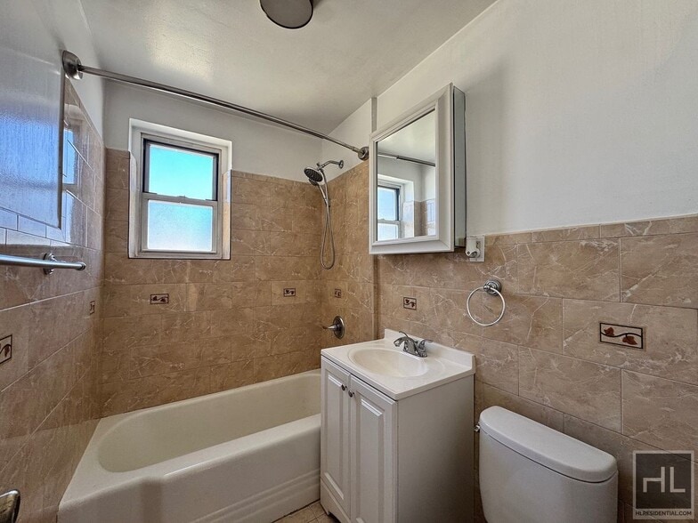 Building Photo - Newly Renovated 2 bedroom apartment spanni...