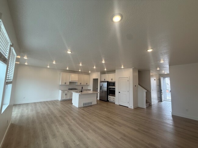 Building Photo - Mapleton TownHome