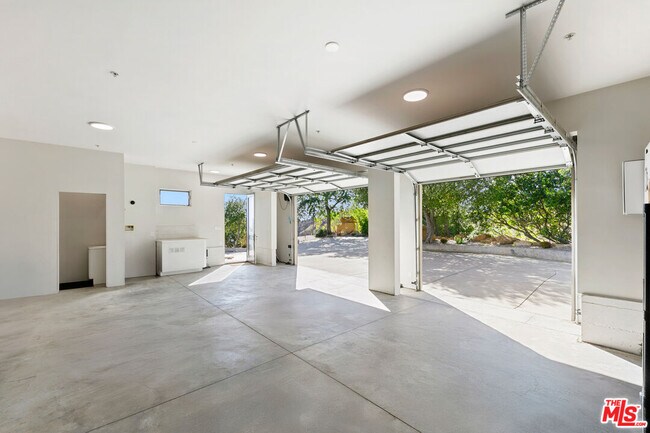 Building Photo - 301 Loma Metisse Rd