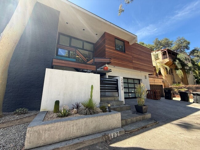 Building Photo - Mid-Century Modern 3-Bedroom Home with Pri...