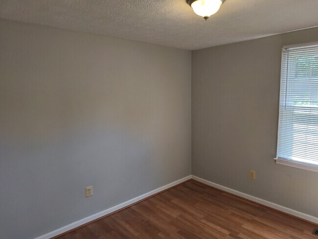 Building Photo - Charming Silver Oaks Rambler Ready for You!