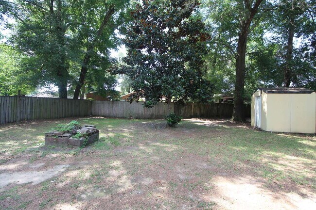 Building Photo - Updated 3/2 Brick Home in Northeast Pensac...