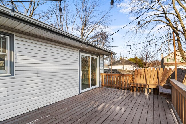 Building Photo - 1903 Sumac Dr