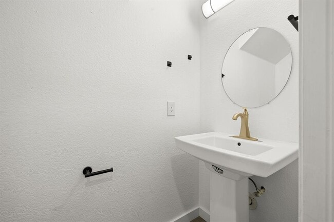 Building Photo - 2204 Founder Dr