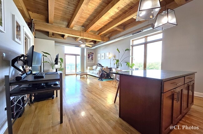 Building Photo - 500 N Damen Ave