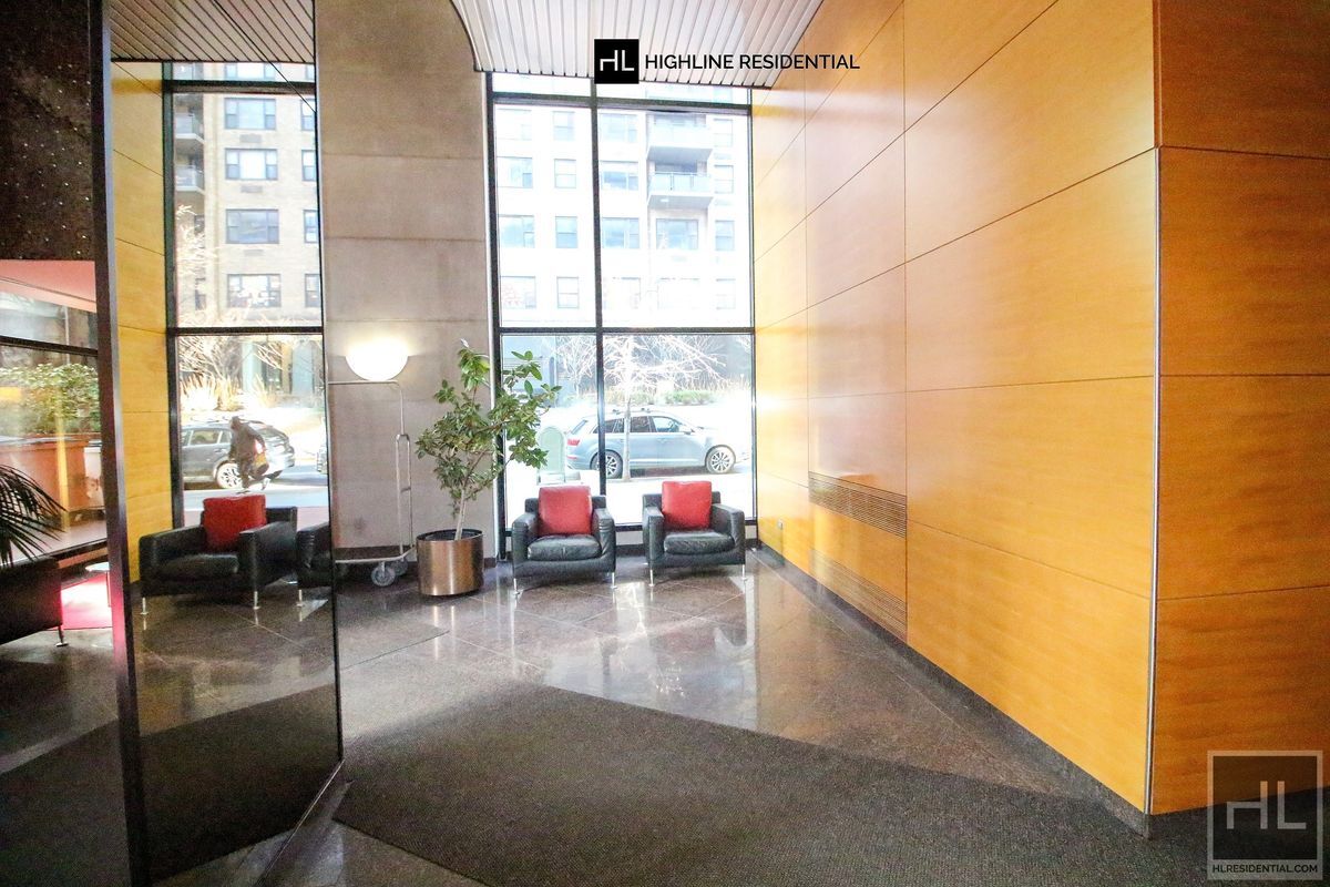 Building Photo - 250 E 40th St