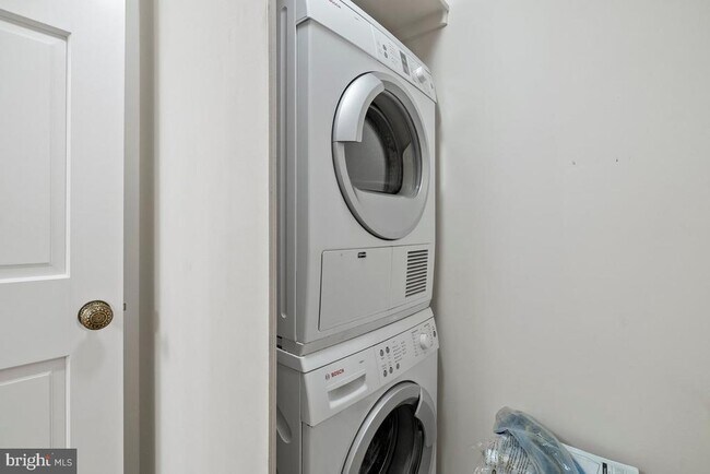 Building Photo - 4 Logan Cir NW