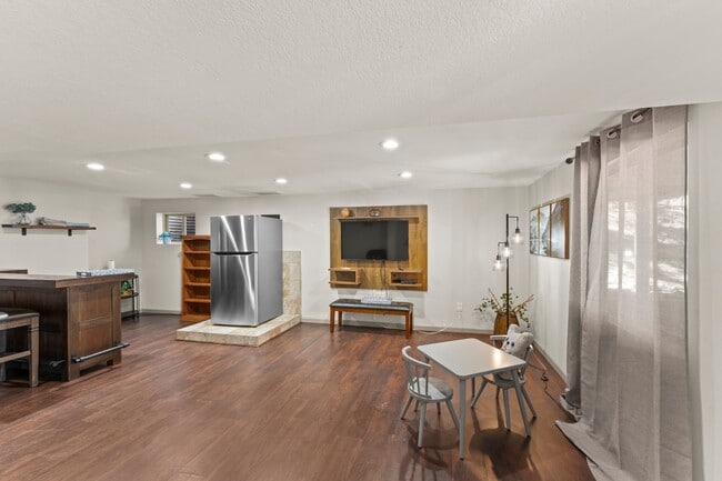 Building Photo - 417 N Coraline St