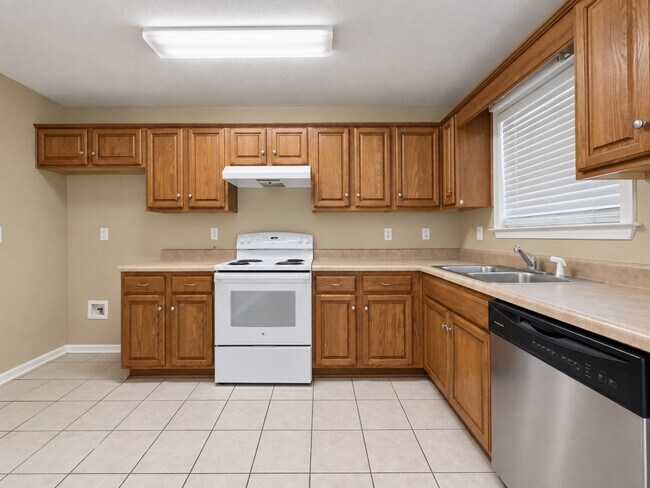 Building Photo - 6107 Blackstone Dr