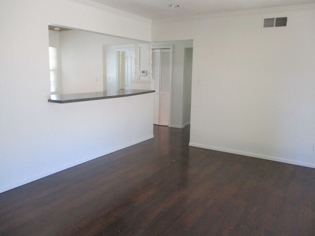 Building Photo - Classic & clean 3 bedroom 1.5 bath 1 story home