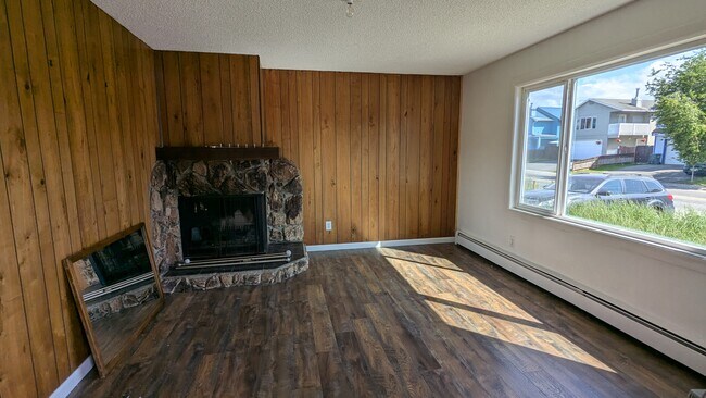 Primary Photo - 5439 E 4th Ave