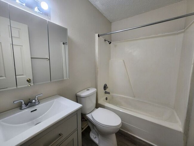 Building Photo - 2 Bedroom Upper Apartment - Water & Sewage...