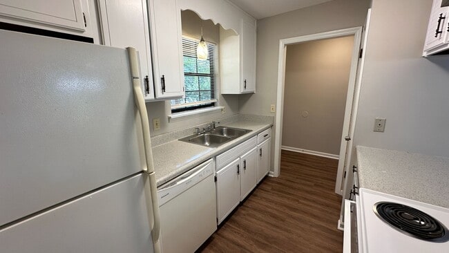 Building Photo - Lovely SOUTHWOOD Area 2/1.5 w/ Large Yard, Deck, & Open Floor Plan! $1350/month Avail July 1st!
