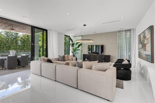 Building Photo - 124 Park Dr