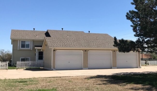 Building Photo - Gold Coast Townhomes 5 unit condo