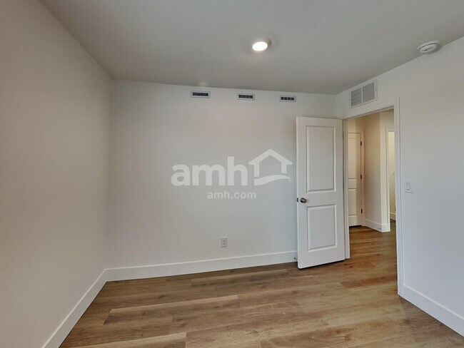 Building Photo - 5864 Vaes Dothrak St