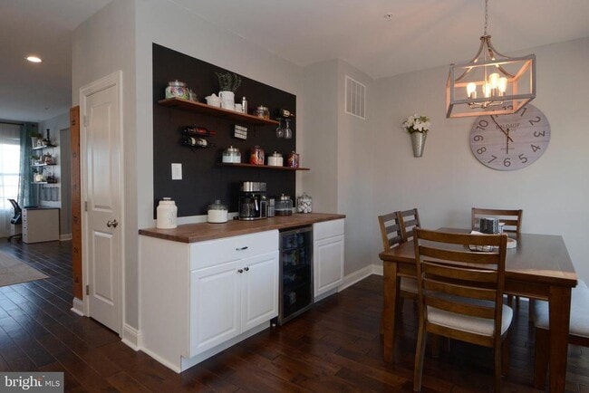 Building Photo - 326 W Hamlin Ave