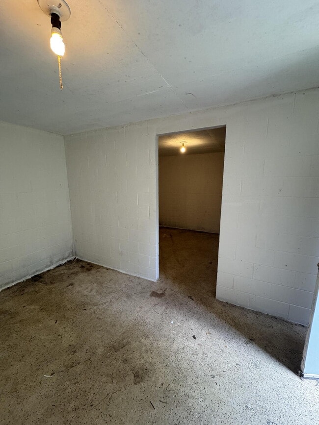 Building Photo - 2 Bed 1 Bath with Bonus Storage space & Large yard