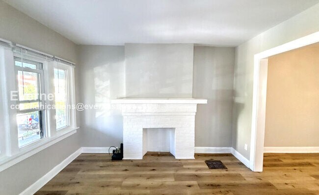 Building Photo - 3-Bedroom Townhome with Fenced Yard / Pet-...