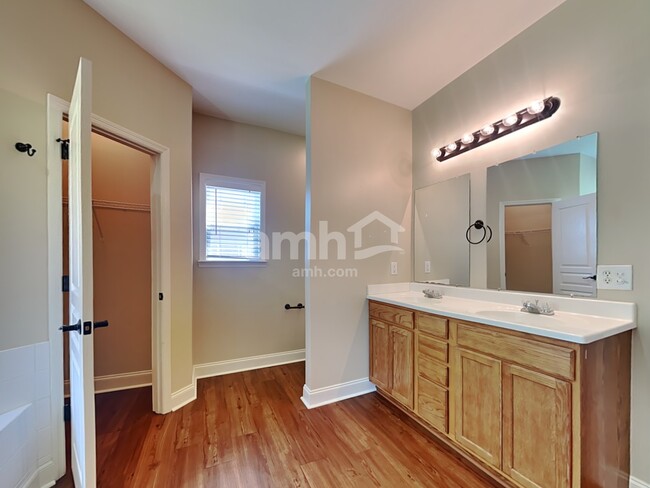 Building Photo - 180 Cotillion Crescent