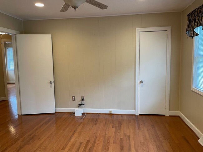 Building Photo - Beautiful 2 Bed, 1 Bath Brick Home in coun...