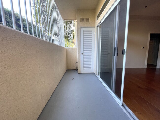 Building Photo - Spacious & Pet-Friendly 2-Bed Condo with P...