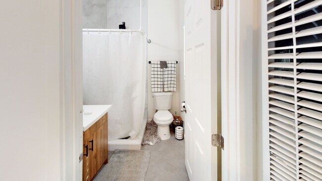 Building Photo - Private turfed yard!