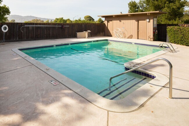 Building Photo - Gorgeous 3bd/2ba Townhouse, complete interior renovation, Modern upgrades, Community Pool -FOUNDA...