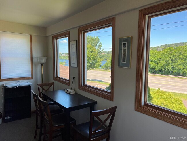 3 Seasons Unheated Front Porch - 605 W Houghton Ave