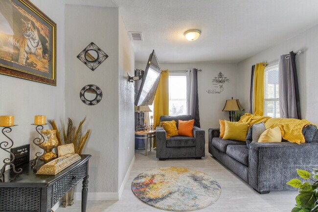 Building Photo - Beautifully Remodeled 3BR Duplex Near Parks, Schools & New Rec Center — Utilities Included. Secti...