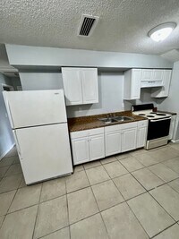 Building Photo - SPACIOUS 2BR/1BA Lakeland Duplex! NO APPLICATION FEE!!