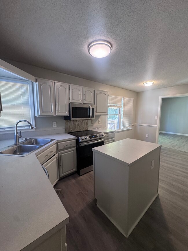 Building Photo - 4218 Queen Victoria Pl