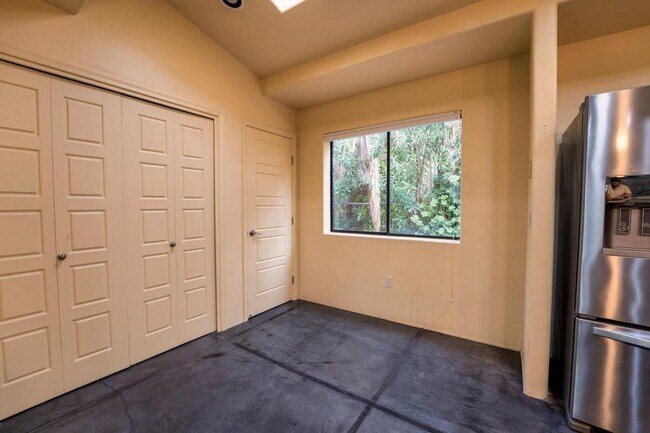 Building Photo - 2010 E 1st St