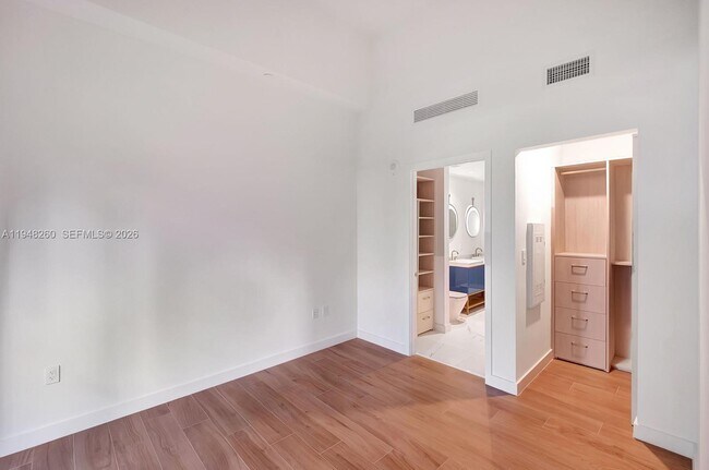 Building Photo - 2678 Tigertail Ave