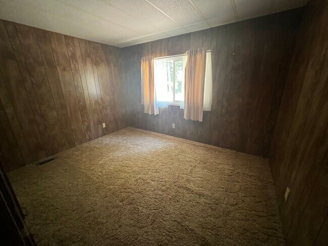 Building Photo - Three Bedroom Rental Home on Acreage! Pets Okay! Available Now!